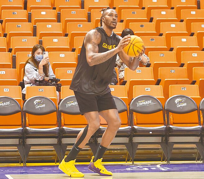 「魔兽」霍华德18日在国立体大体育馆进行团队训练，积极备战今天的主场开幕战。（中央社）