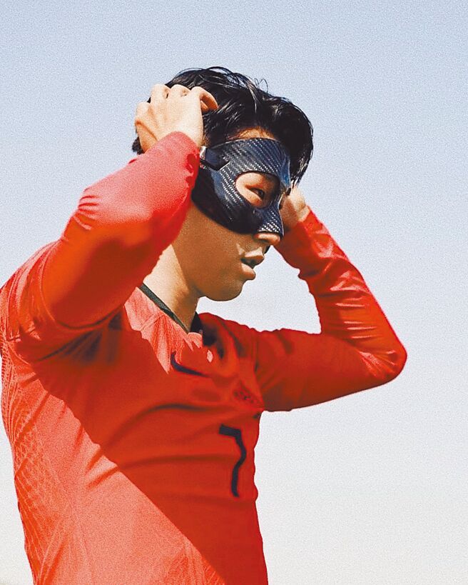 左眼窩開刀的孫興慜戴著面罩現身韓國隊訓練。（IG翻攝）