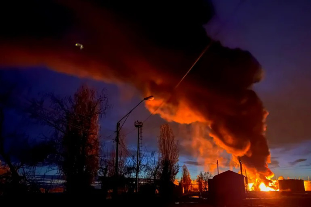 星期六，俄罗斯的飞弹击刻松的油库，使得燃料缺口更为严重。图/美联社(photo:ChinaTimes)