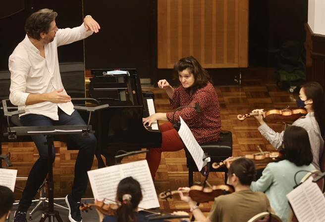 今年6月甫獲得范‧克萊本國際鋼琴大賽（Van Cliburn International Piano Competition）銀牌得主安娜．葛努仙涅（Anna Geniushene，右）首度來台，將攜手波蘭指揮家奈斯托洛維奇（左），重現決賽演奏曲目柴可夫斯基的第一號鋼琴協奏曲。（陳信翰攝）