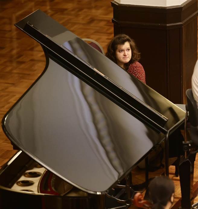  一手帶娃，一手彈琴，今年6月才剛贏得范．克萊本國際鋼琴大賽銀牌的俄國鋼琴家安娜．葛努仙涅，對育兒也很有心得。（陳信翰攝）