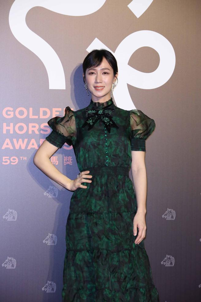 小薰以在红毯险跌倒，幸好身旁的阿嬷神救援。（陈俊吉摄）