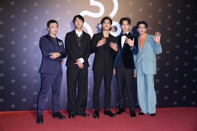 以电影《黑的教育》入围最佳新导演奖柯震东，携手演员朱轩洋、宋柏纬、蔡凡熙、黄信尧一同踏上红毯。（陈俊吉摄）