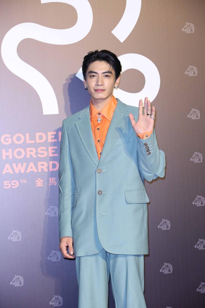 宋柏纬以MOLE’NERATION青瓷灰星芒西装套装搭配宝格丽珠宝。（陈俊吉摄）