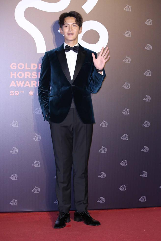 柯震东以BOSS 2023早春系列孔雀蓝丝绒礼服出席。（陈俊吉摄）