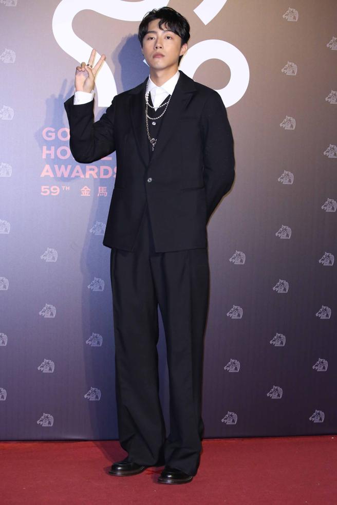 蔡凡熙以FERRAGAMO 2023早春系列搭配Tiffany & Co. 配饰。（陈俊吉摄）