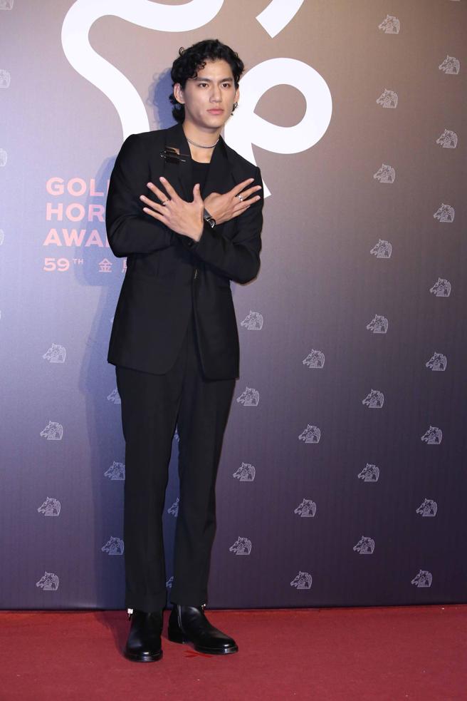 朱轩洋以GIVENCHY U Lock西装搭配Cartier珠宝。（陈俊吉摄）