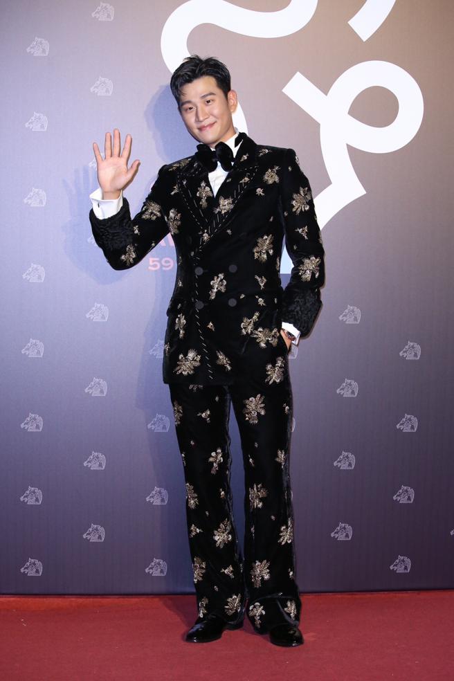 周兴哲以GUCCI刺绣天鹅绒套装亮相，打破过去暖男形象。（陈俊吉摄）