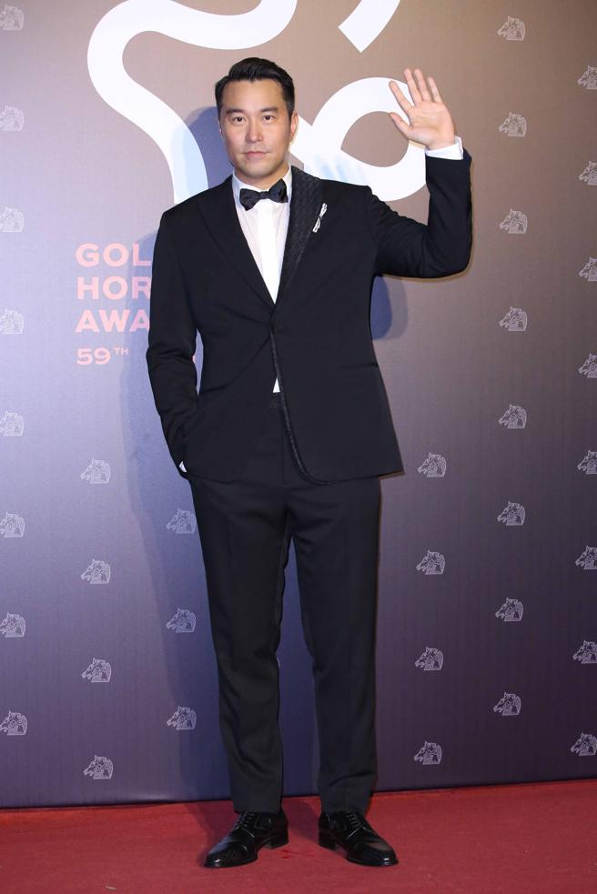 张孝全以DIOR西装搭配宝诗龙Boucheron 胸针，挺拔有型。（陈俊吉摄）