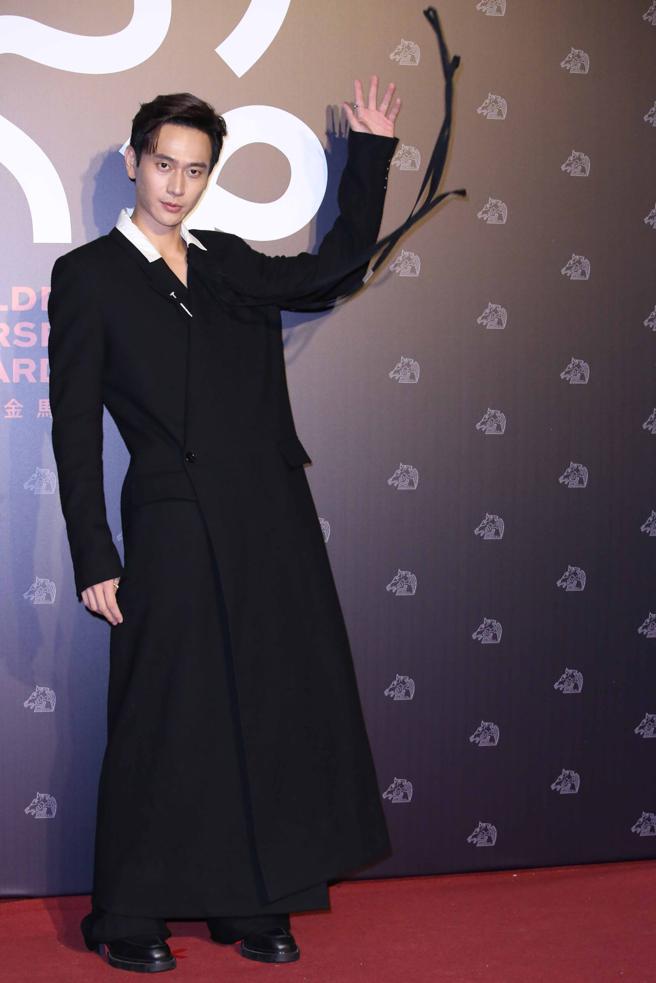 刘冠廷以Ann Demeulemeester 2022秋冬系列的长版套装亮相。（陈俊吉摄）