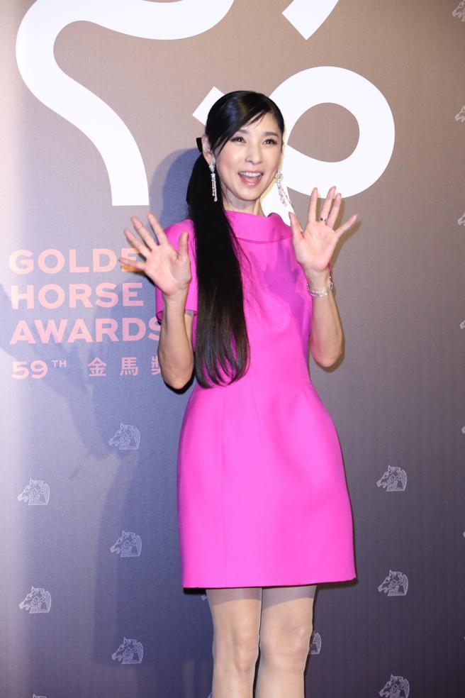 黑木瞳Valentino 2022 秋冬系列PINK PP 系列，俏丽压轴登场。（陈俊吉摄）