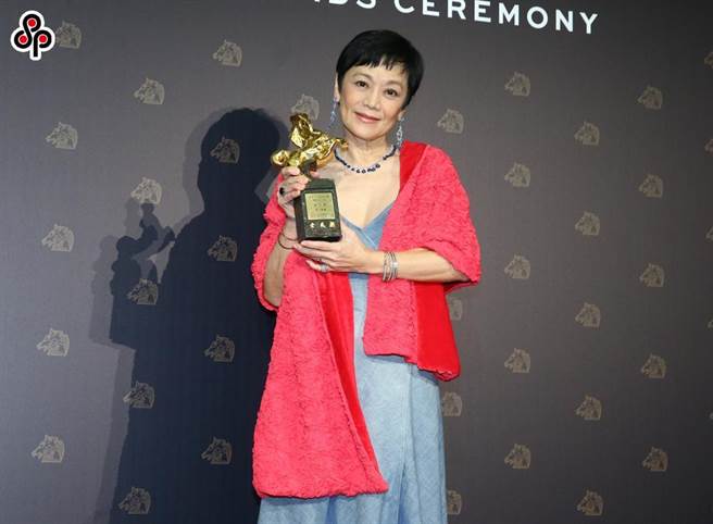 张艾嘉凭藉《灯火阑珊》夺下金马奖最佳女主角。（粘耿豪摄）