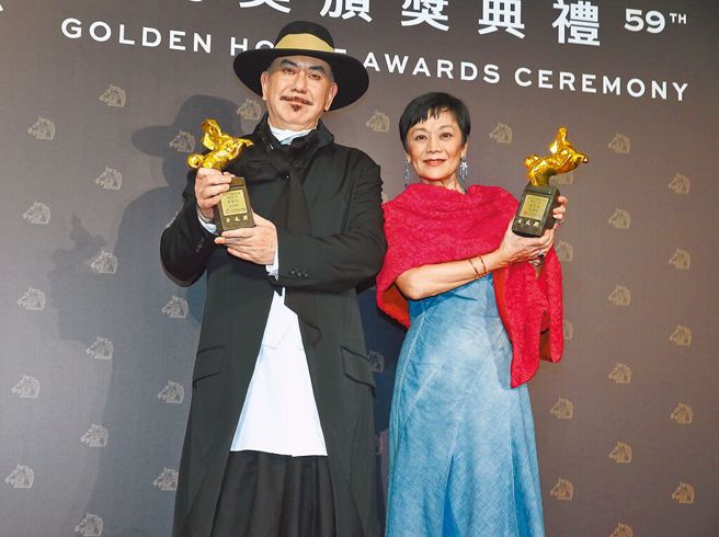 第59届金马奖颁奖典礼19日登场，最佳男主角为《白日青春》黄秋生（左）、最佳女主角为《灯火阑珊》张艾嘉（右）。（粘耿豪摄）