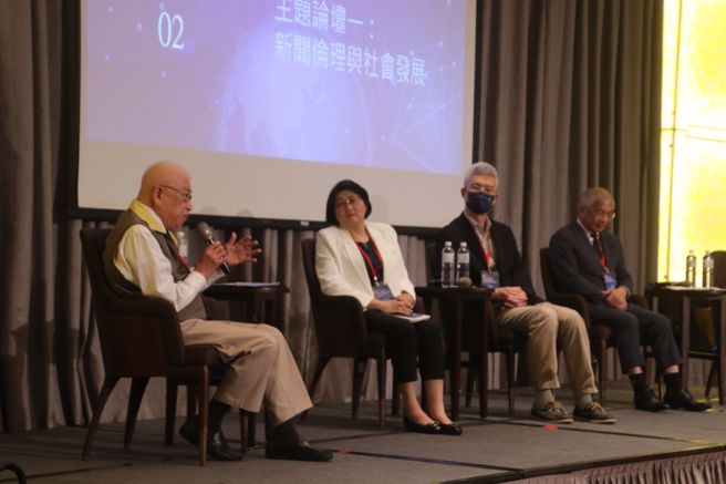 人間福報總主筆柴松林擔任主持人、中華婦聯會主委雷倩、公廣集團董事長胡元輝，以及世新大學校長陳清河，分享新聞倫理尺度的拿捏與界限。(圖/真善美新聞研習營提供)