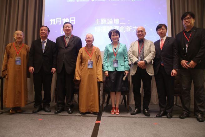 資深主持人沈春華、公益平台文化基金會董事長嚴長壽、青年救國團主任葛永光、台新銀行文化藝術基金會董事長鄭家鐘、雲朗觀光集團總經理盛治仁，以及東森新聞雲總經理陳安祥，期望學子們在職涯規劃上可兼具夢想與現實。(圖/真善美新聞研習營提供)