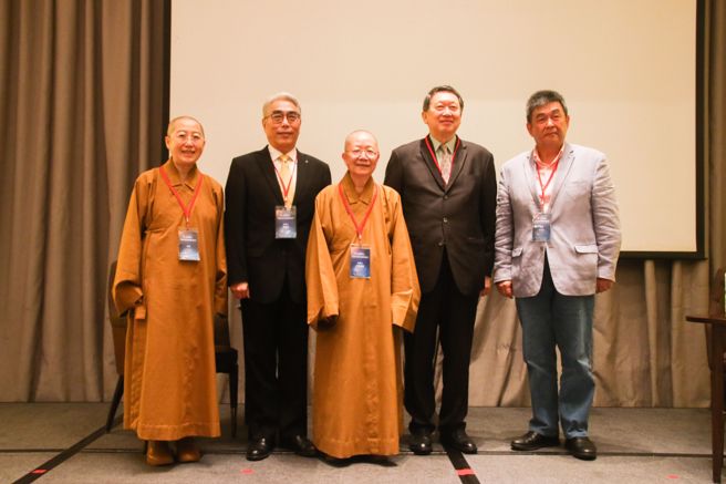 世新大學副校長楊盛昱邀請福光山文化院院長依空法師擔任主講人，闡釋「幸福很簡單」的道理。(圖/真善美新聞研習營提供)