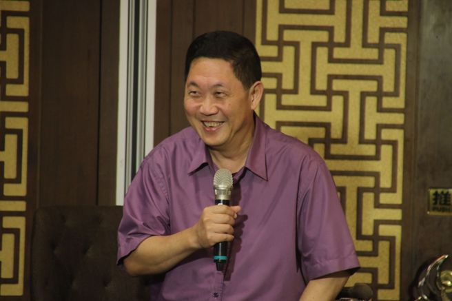 相聲瓦舍創辦人馮翊綱展示如何將傳統相聲搬上劇場、走向流行的創作力。(圖/真善美新聞研習營提供)