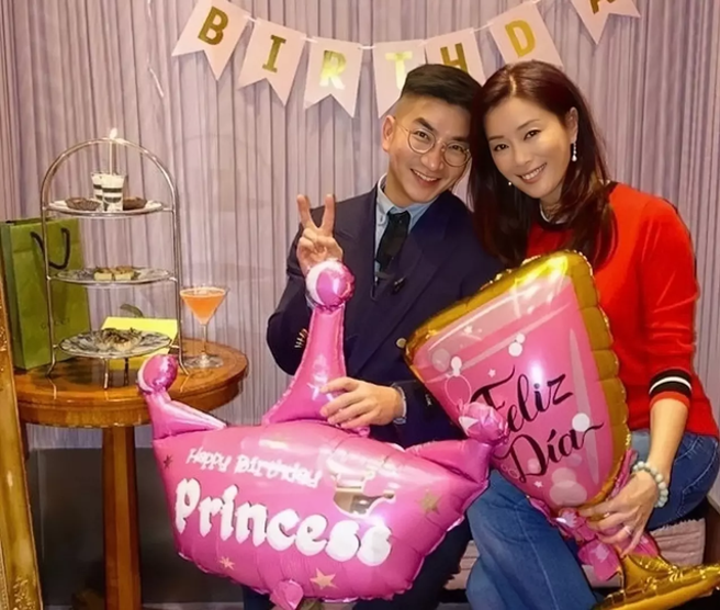 陳祉妤穿著簡單低調，美貌與身材堪比當年。(圖/微博)