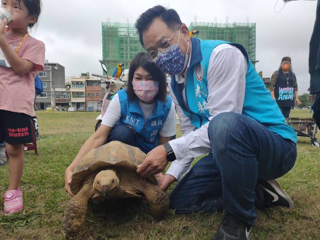 国民党新竹市长候选人林耕仁（右）提出了6项宠物政策。（图 / 取自林耕仁脸书）
