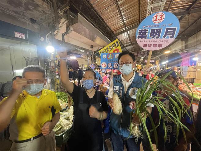 国民党桃园市长候选人张善政赴内坜成功市场扫街，受到民眾热情支持。(吕筱蝉摄)