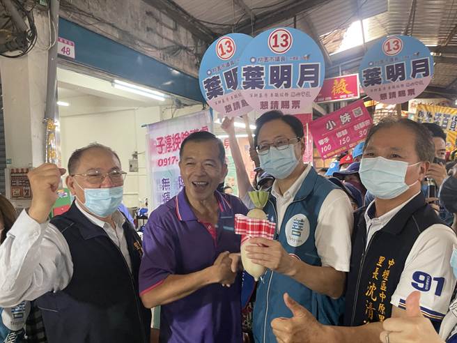 国民党桃园市长候选人张善政赴内坜成功市场扫街，受到民眾热情支持。(吕筱蝉摄)