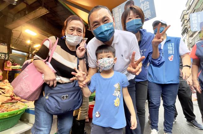 支持民眾与小朋友一起跟侯友宜一起合照纪念。（吕健豪摄）