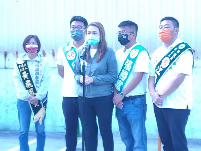 针对国民党高雄市长候选人柯志恩质疑时任行政院副院长的陈其迈未帮高雄统筹款发声，陈其迈竞总发言人高闵琳（中）今（20）日回呛，问错对象，无疑在打脸当年韩国瑜拚经济不力。（林雅惠摄）