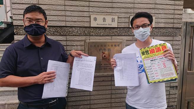 无党籍台南市议员周奕齐（右）在律师谢以涵陪同下，到台南地检署提告陈福庆违反选罢法。（程炳璋摄）