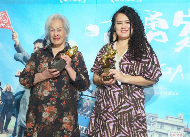 导演陈洁瑶与74岁林詹珍出席《哈勇家》庆功。（粘耿豪摄）