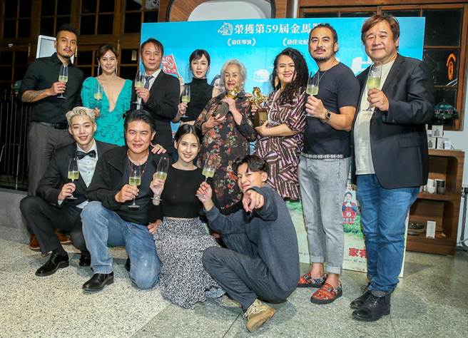 《哈勇家》剧组开心庆功。（粘耿豪摄）