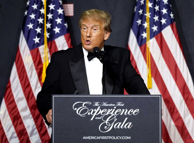 马斯克（Elon Musk）19日宣布，在多数网友投票赞成下，将恢復美国前总统川普的推特帐号，不过川普稍早表态，没看到回去使用推特的理由，还称推特问题一堆。（资料照／美联社）