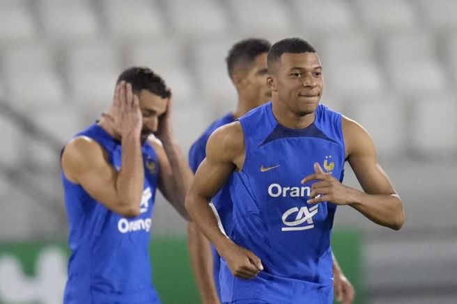 法國前鋒姆巴佩(右)將扛起衛冕軍的進攻大旗。（美聯社）