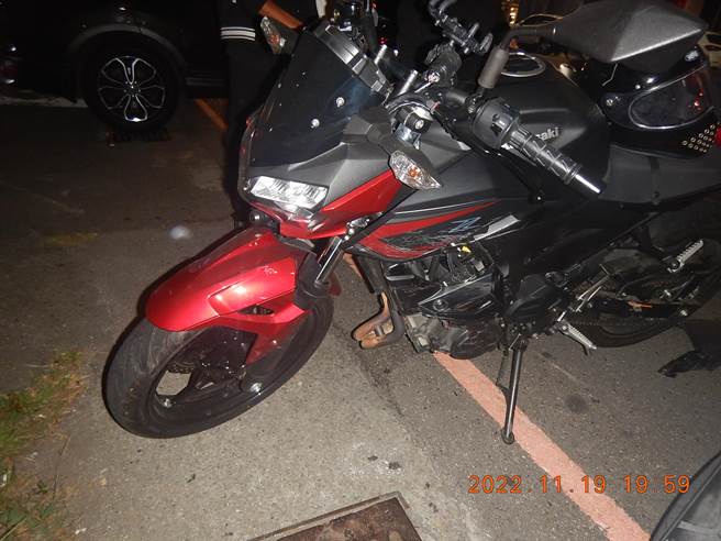 自小客與黃牌重機發生碰撞，重機擦撞後車身留下多處刮痕，女騎士也有多處擦挫傷。（民眾提供／馮惠宜台中傳真）