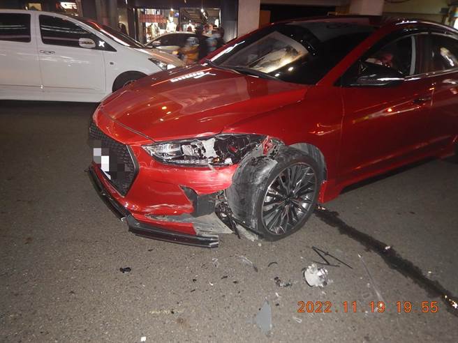 自小客迴轉與直行旳黃牌重機發生碰撞，自小客左前車頭毀損嚴重。（民眾提供／馮惠宜台中傳真）