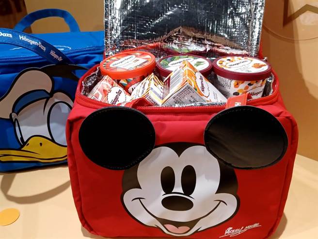 「迪士尼礼袋组」搭配多种口味的迷你杯冰淇淋或雪糕组合。(陈韵萍摄)