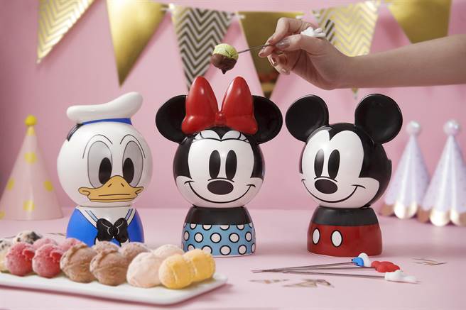 迪士尼Q萌立体造型火锅炉，冰淇淋球搭配滑顺可可酱，多层次口感点缀冬季的极致欢聚。(哈根达斯提供)