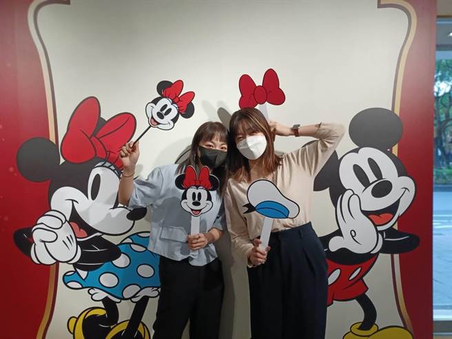哈根达斯敦南旗舰店打造成迪士尼主题店，有卡通人物墙让客人拍照，增添节庆氛围。(陈韵萍摄)