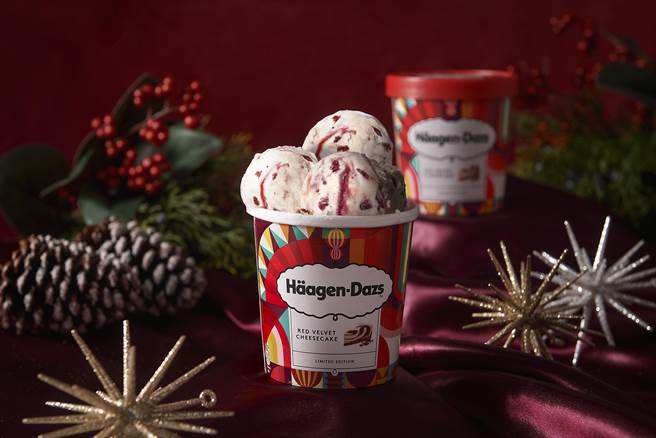 哈根达斯推出冬季限定梦幻口味「红丝绒起司蛋糕冰淇淋」，打造佳节专属风味。 (哈根达斯提供)
