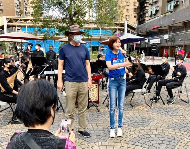 国民党台北市大安、文山区议员王欣仪（前右）办「国乐飨宴」周末艺文活动，在成功国宅中庭广场举行，象徵着来到成功一定「连任成功」。（台北市议员王欣仪研究室提供／张立勋台北传真）