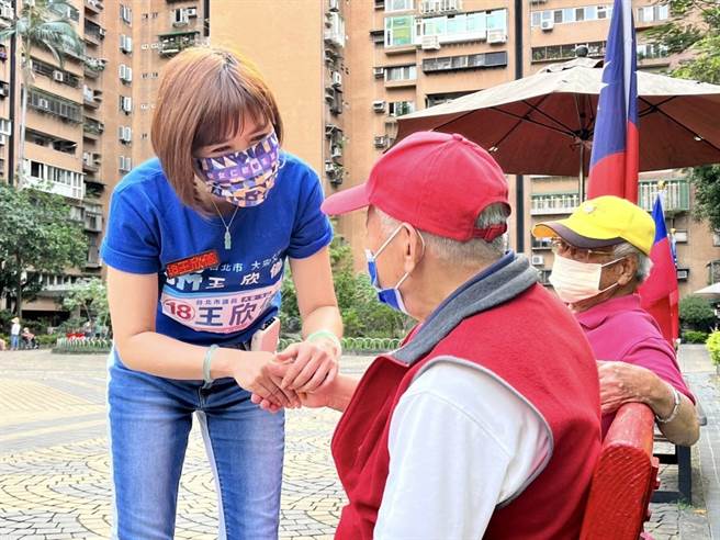 国民党台北市大安、文山区议员王欣仪（左）办「国乐飨宴」周末艺文活动，在成功国宅中庭广场举行，象徵着来到成功一定「连任成功」。（台北市议员王欣仪研究室提供／张立勋台北传真）