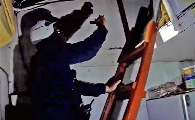 高雄一名王姓老妇人深夜听见自家阁楼有诡异的声响，以为有小偷入侵，情急之下打给远在台北工作的女儿求救，女儿拜托员警到家查看，才发现是虚惊一场。（高市鼓山分局提供／袁庭尧高雄传真）