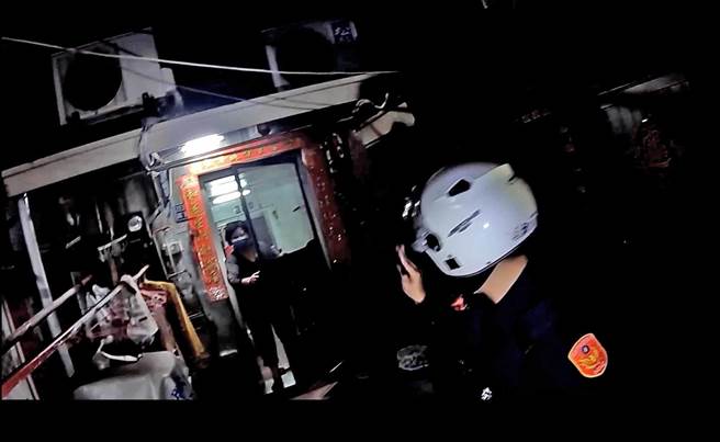 高雄一名王姓老妇人深夜听见自家阁楼有诡异的声响，以为有小偷入侵，情急之下打给远在台北工作的女儿求救，女儿拜托员警到家查看，才发现是虚惊一场。（高市鼓山分局提供／袁庭尧高雄传真）