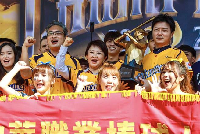 中信兄弟今年在中職總冠軍賽二度封王，台中市舉辦「中信兄弟封王遊行感謝祭」車隊遊行。(林欣儀攝)