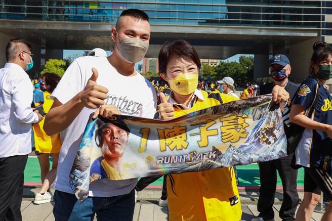 中信兄弟今年在中職總冠軍賽二度封王，台中市舉辦「中信兄弟封王遊行感謝祭」車隊遊行。(林欣儀攝)