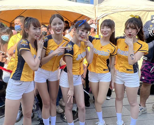 遊行活動由PS啦啦隊女孩熱情演出揭幕，球迷拿著相機不斷拍照、歡呼，氣氛沸騰。(林欣儀攝)