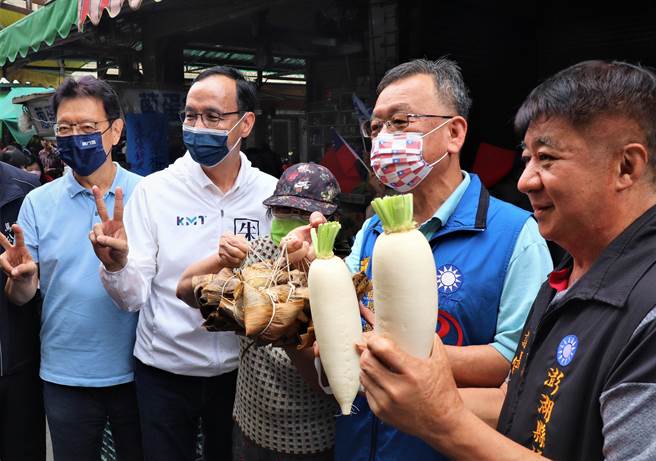 一位高龄80多岁的菜摊老妇人，在前几天得知赖峰伟和赵少康今天早上要到市场拜票后，就托人包粽子和自家准备象徵好彩头的菜头。（张茂雄摄）