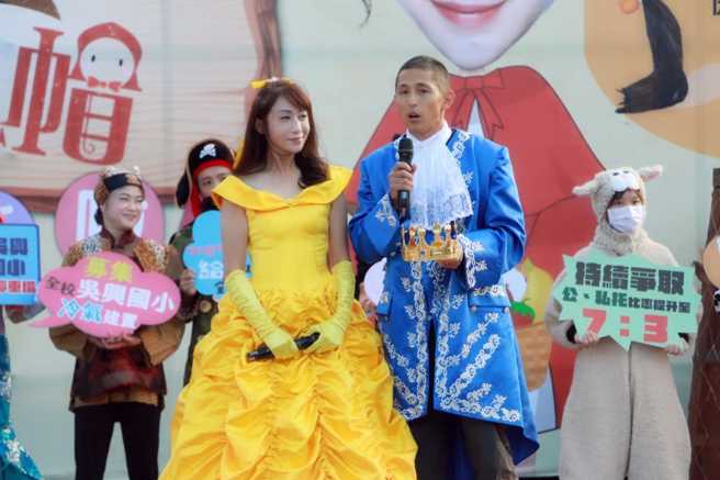 民進黨台北市議員許淑華（左）與民進黨台北市黨部前主委吳怡農（右）。（圖 / 取自許淑華臉書）