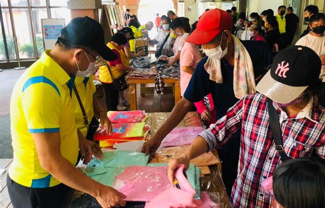 祺乃特實業有限公司提供1023件全新各式衣服，讓家戶歡喜挑選適合自己的衣服，溫暖準備過年。(高雄市社會局提供／林雅惠傳真)