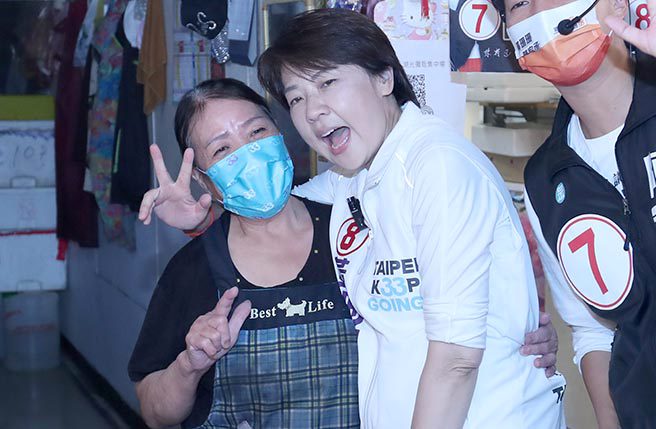 台北市長候選人黃珊珊20日赴北市內湖區湖光市場掃街拜票，尋求民眾的支持。（鄭任南攝）