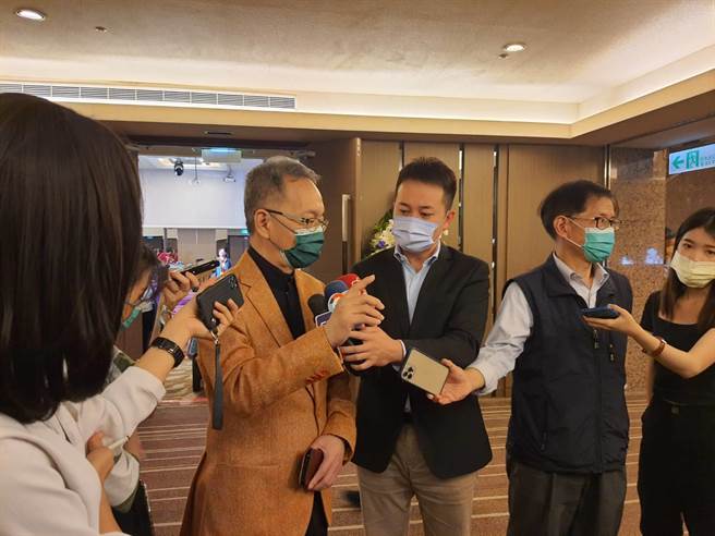 卫福部长薛瑞元今再度出面，说明疫苗採购争议。（陈人齐摄）